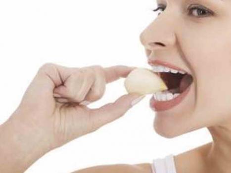 Зубчик чеснока утром натощак может быть очень полезным для организма Глотать чеснок на ночь польза
